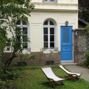 dans l'agence immobilière rouen gare, il, y a une  maison ancienne avec jardin, cave mesurant  120 m² habitables.   elle est organisée en un  Grand séjour, une  cuisine meublée, quatre chambres, un  bureau, une salle de bain, un salle de douche, deux  wc. son  Chauffage est  au gaz et elle est en Bon état.