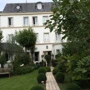 cette agence immobilière est  située à ROUEN  rive droite GARE est A vendre cette  Maison ancienne qui  comprend une  entrée, un séjour,une salle à manger, salon, une cuisine équipée et aménagée, six  chambres, un bureau, deux wc, une  salle de bains, une  salle de douches.  il y a de Nombreux rangements.  elle offre un Jardin,un  garage pour deux  voitures et un  atelier. elle est Plein sud et  au calme. 