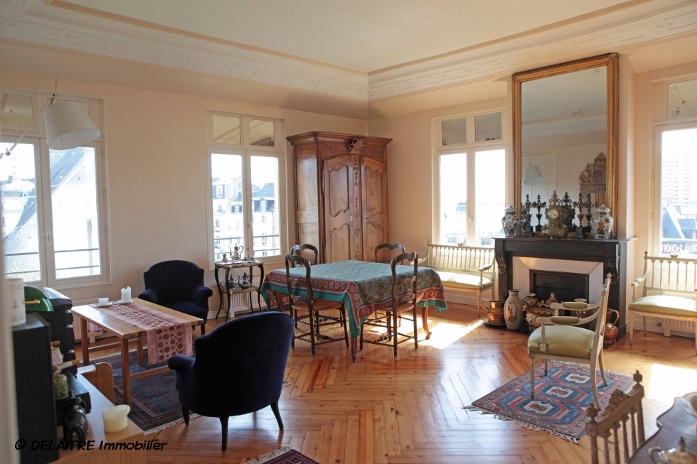 A vendre à Rouen centre vieux marché,  cet appartement ancien de 151 m2 habitable avec vue dégagée offre une  entrée, du dégagement,des rangements, un bureau,un grand séjour, une grande cuisine équipée, deux grandes chambres,une  salle de douches, un wc.  Tous les parquets,moulures et cheminées ont été préservées.