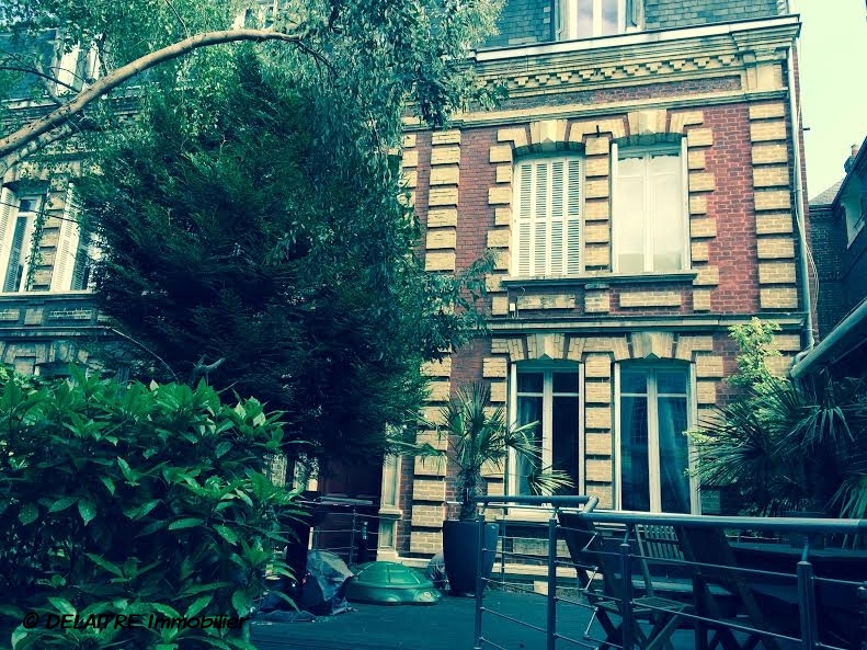 l'agence immobilière de bihorel à a vendre  une MAISON ancienne de  200M² HABitable avec un jardin  ET un GARAGE. elle est COMPosée d'une  ENTREE, d'une   GRANDE CUISINE, d'un SALON, de cinq  CHambre, d'une Salle  de BAINS, d'une salle DE DOUCHES, d'une   SALLE DE JEUX , et les  COMBLES sont aménageables. il y a aussi une CHAUFFERIE et une  BUANDERIE. tous les PARQUETS , les MOULURES et les CHEMINEES sont préservées .