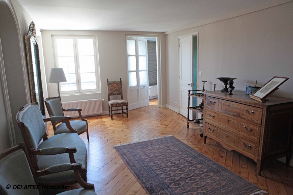A vendre à Rouen centre vieux marché,  cet appartement ancien de 151 m2 habitable avec vue dégagée offre une  entrée, du dégagement,des rangements, un bureau,un grand séjour, une grande cuisine équipée, deux grandes chambres,une  salle de douches, un wc.