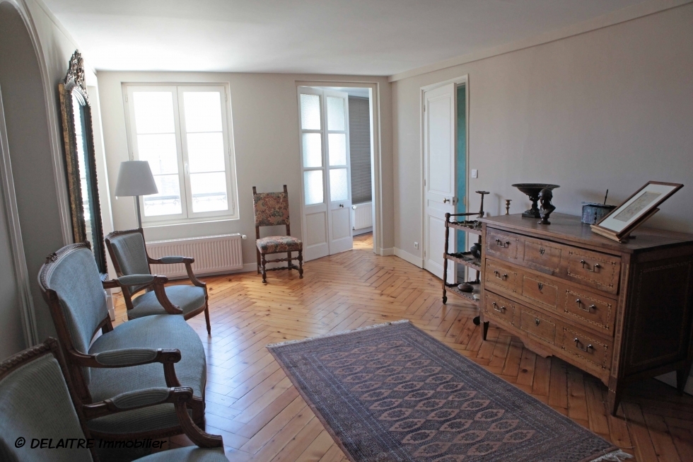 A vendre à Rouen centre vieux marché,  cet appartement ancien de 151 m2 habitable avec vue dégagée offre une  entrée, du dégagement,des rangements, un bureau,un grand séjour, une grande cuisine équipée, deux grandes chambres,une  salle de douches, un wc.