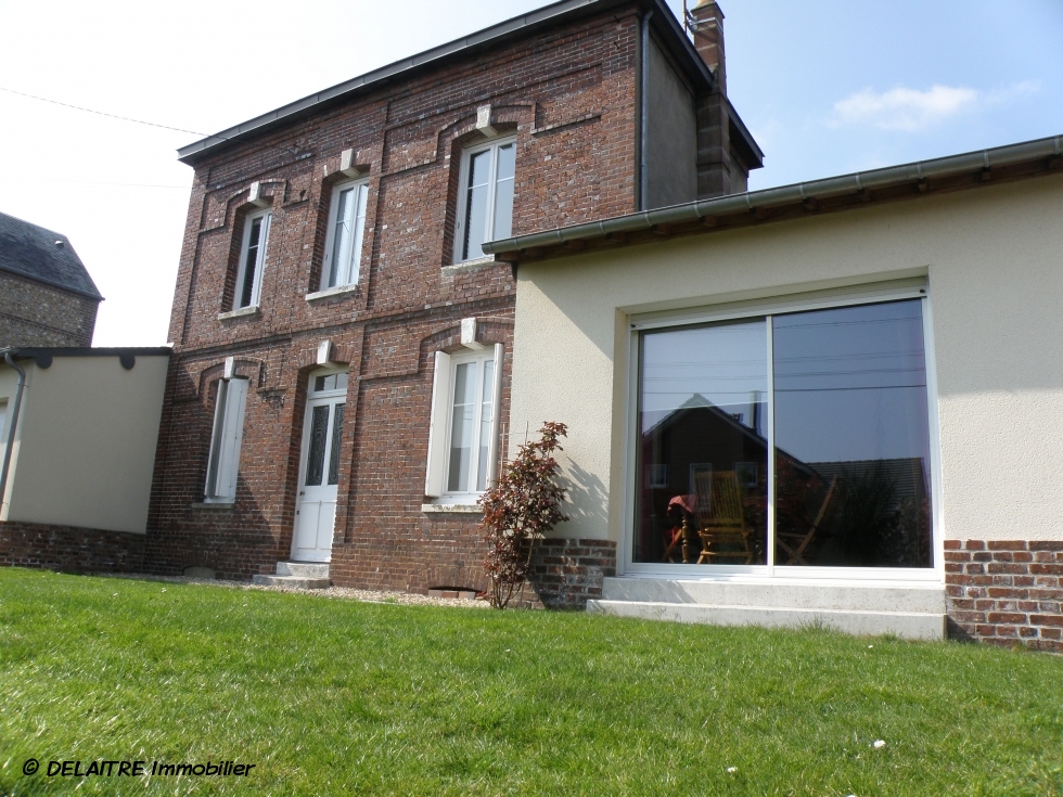 cette Maison ancienne située à bihorel village  avec jardin et double garage est à vendre .Elle offre une  Grande réception de 37 m², une cuisine équipée, trois  chambres, un bureau et une  cave. elle est en Très bon état, au calme,et très  ensoleillée.  Son prix est de 350 000 €uros.