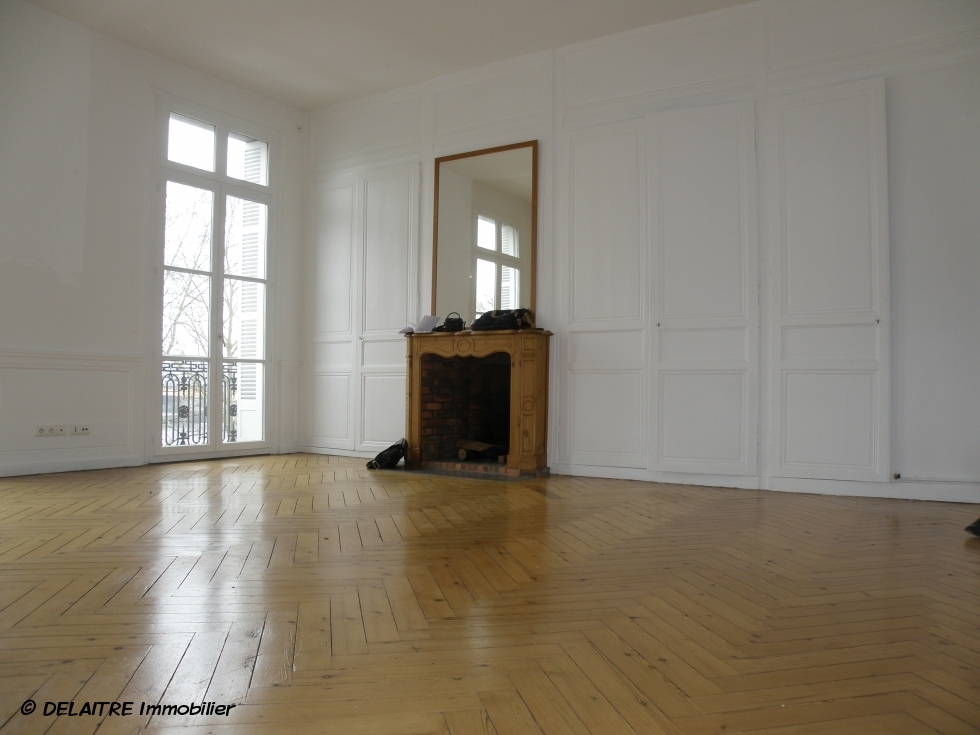 et Appartement ancien  de 110m² habitable avec parking est à vendre par l'agence immobilière de rouen rive droite .il  comprend  une grande entrée, un grand séjour avec cheminée, deux chambres, une salle de bains, une cuisine aménagée et équipée. les Parquets , moulures et cheminées sont intactent. il est Très lumineux, plein sud et  propose une vue dégagée.