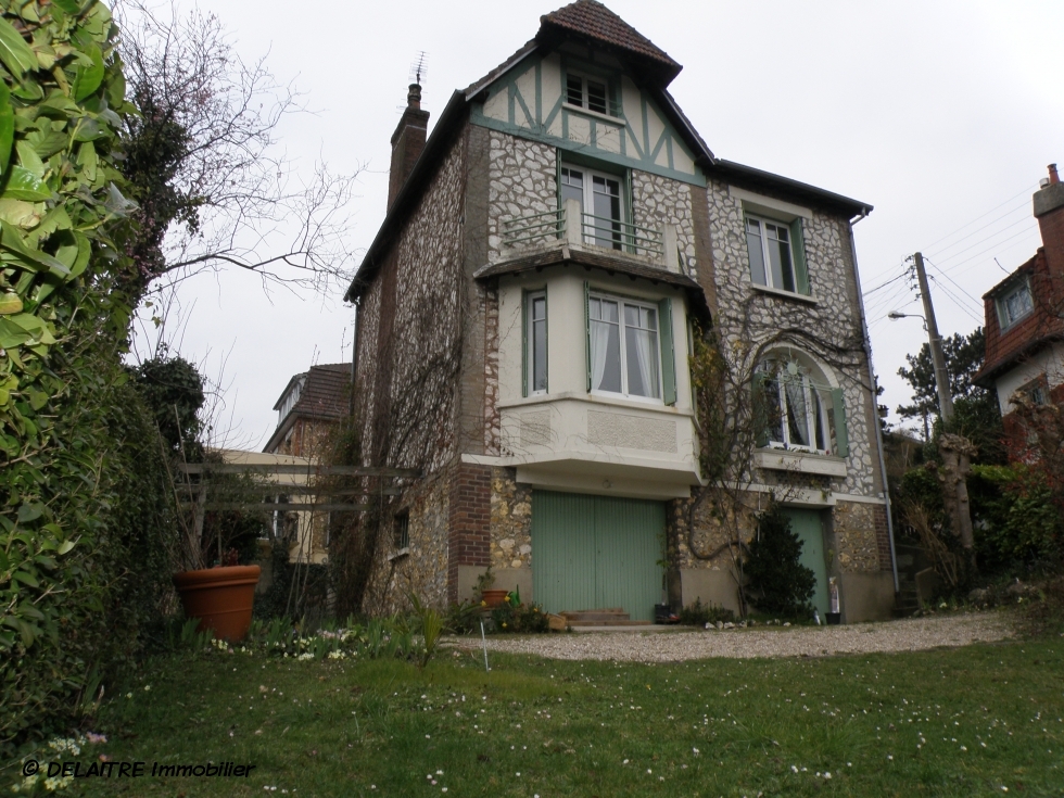 Située à mont saint aignan , il y a une Maison ancienne indépendante à vendre  avec une  cave,un  jardin et un  garage. elle propose une Entrée,un  grand séjour, une cuisine meublée, cinq chambres, un bureau,une  salle de bains, deux salles de douche. elle est Au calme, plein sud et en  bon état.