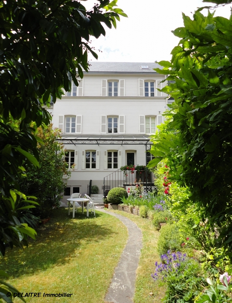 agence immobilière à mont saint aignan, est à vendre une Maison ancienne avec un garage et un jardin;  elle  comprend une entrée,un  salon avec cheminée, une lingerie, une cuisine équipée et  aménagée, deux  chambres, un  bureau, une salle de bains, un dressing,un  wc, une  salle de doucheset un  wc.  il offre des Parquetset des  moulures en très  Bon état.