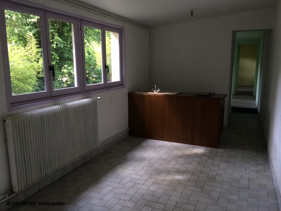 à vendre à  rouen rive droite gare , dans un site privilégié , cette maison de 37 m2 indépendante avec jardin propose   une entrée, un  séjour, un cuisine ouverte  avec deux  chambres, une salle de bains.  des travaux sont à prévoir.  les Charges annuelles sont de  496 €uros par an et son  PRIX  est de 66000 €uros  FAI TTC.