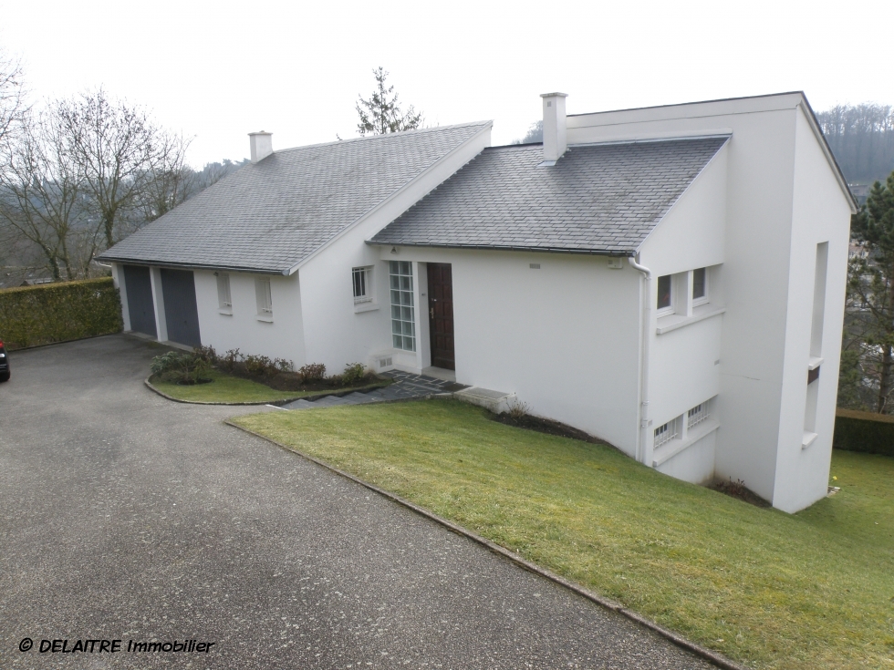 il y a à vendre à mont saint aignan saint andré,  une Maison contemporaine à mont saint aignan  de 177m² habitable sur 2000m² de terrain avec un garage 2 voitures. il y a une Entrée,une  cuisine aménagée, cinq  chambres,  une salle de bains, une salle de douches et deux  WC, avec Rangements,un  séjour salon  avec cheminée. sa Vue est dégagée elle est  au calme et plein sud.