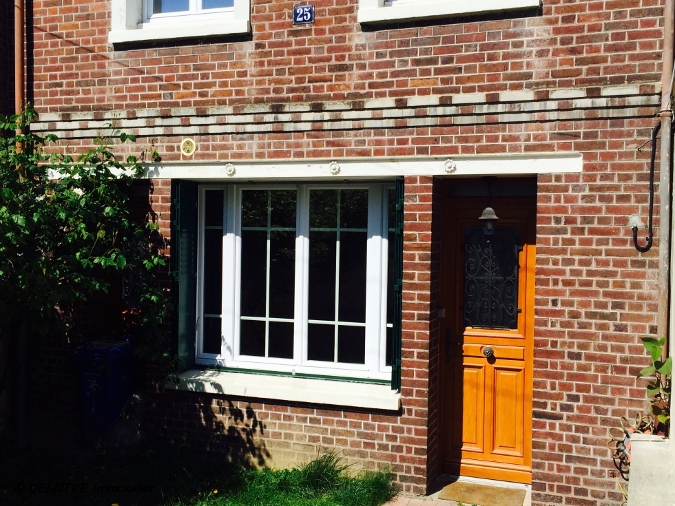 l'agence immobilière de ROUEN JOUVENET propose à vendre une MAISON ancienne  AVec  JARDIn . elle offre une  CUISINE EQUIPEE , un COIN REPAS , trois CHAMBRES, un BUREAU , une SALLE DE DOUCHES à L ' ITALIENNE . il y a aussi  un PARKING, un  JARDIN ET une  TERRASSE . son CHAUFFage est au  GAZ , il y a du DOUBLE VITRAGE et elle a une   BONne EXPOSITION.