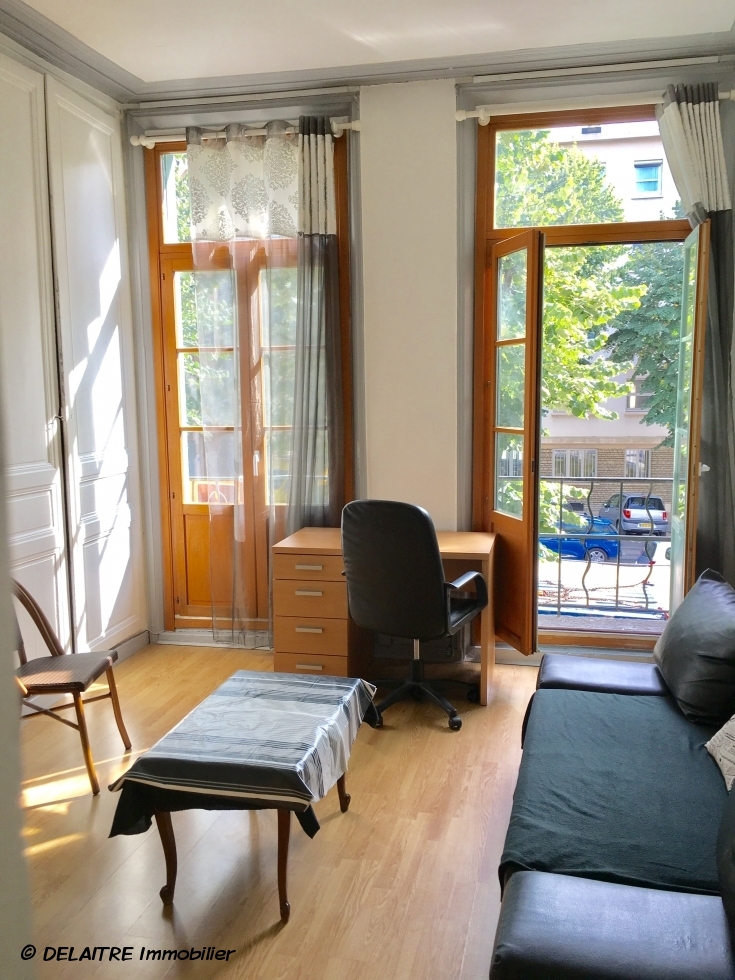 A vendre  à Rouen gare rive droite , cet appartement studio  de 27 m2 avec balcon offre   une entrée, une pièce principale,une cuisine meublée,une salle de douches avec wc.  les charges de  copropriété sont élévées à 916 €uros par an et il y a dix lots de copropriété.  Son prix est de  79 000€uros TTC FAI.