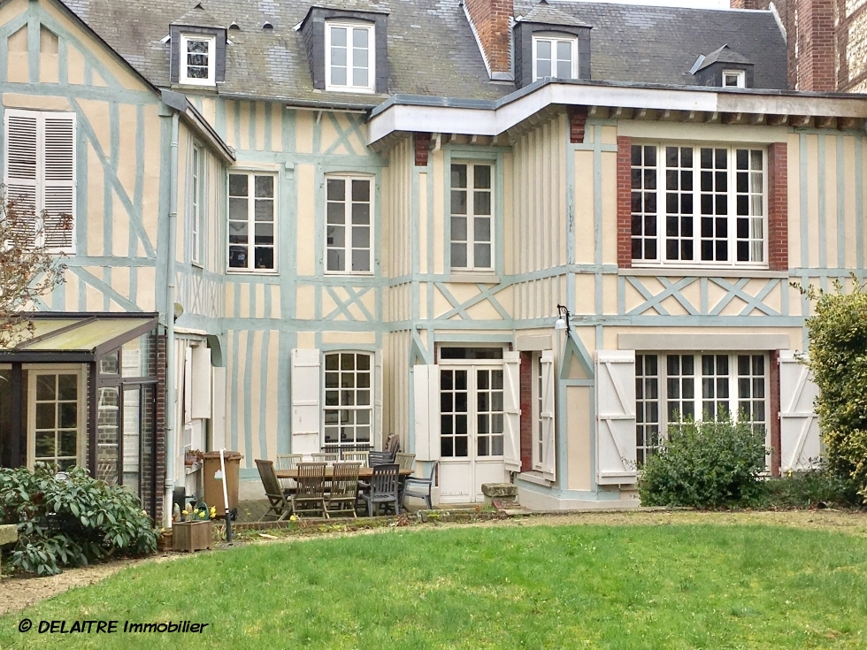 A vendre à rouen gare  rive droite    cette maison ancienne  du 18 ème avec parquets,moulures et cheminées  offre 242 m2 habitable avec garage 2 voitures et un jardin.  Sa entréé, son grand séjour, son salon , son bureau,ses  dégagement, sa cuisine équipée,et son jardin d'hivers sont exposés coté jardin au calme.  Dans les étages, les sept  chambres avec salle de bains et salle de douches offre un grand confort. Son jardin est clos de murs.