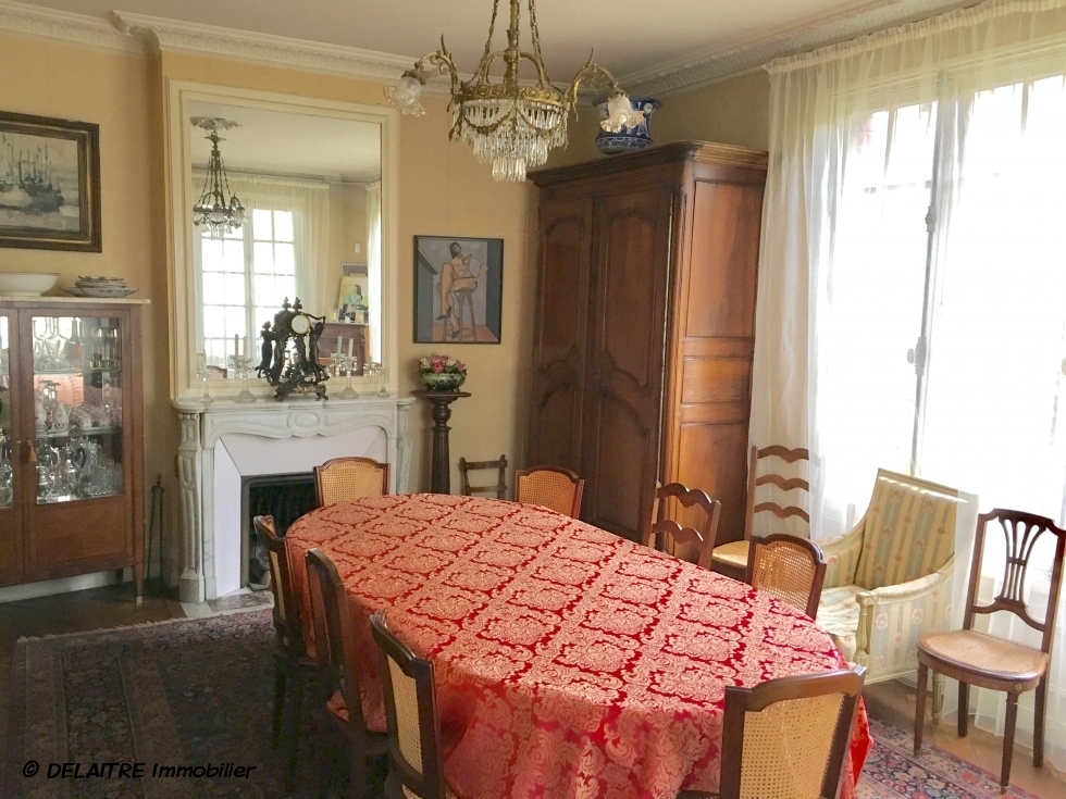 A vendre à rouen gare  rive droite    cette maison ancienne  du 18 ème avec parquets,moulures et cheminées  offre 242 m2 habitable avec garage 2 voitures et un jardin.  Sa entréé, son grand séjour, son salon , son bureau,ses  dégagement, sa cuisine équipée,et son jardin d'hivers sont exposés coté jardin au calme.  Dans les étages, les sept  chambres avec salle de bains et salle de douches offre un grand confort. Son jardin est clos de murs.