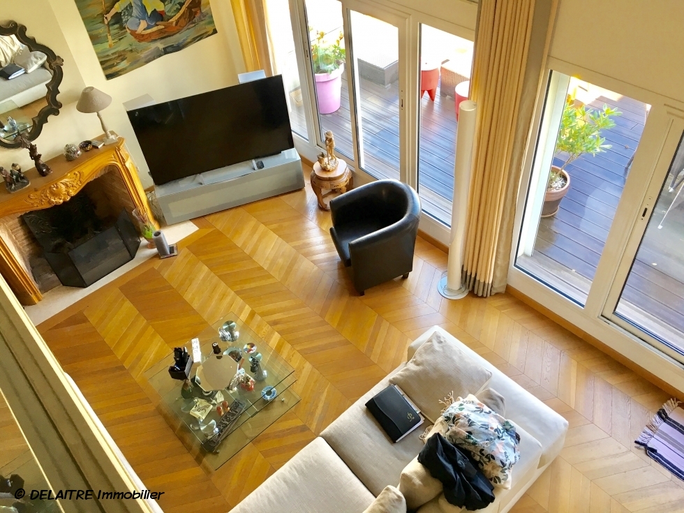 A vendre à Mont saint aignan saint andré , cet appartement duplex de 154 m2 avec terrasse et vue dégagée, offre  un entrée avec rangement, une cuisine équipée,un  grand séjour salon avec cheminée avec accés terrasse,une chambre avec bureau,un wc .  A létage : vous trouverez un grand palier , deux  chambres, une salle de bains av wc rangements.