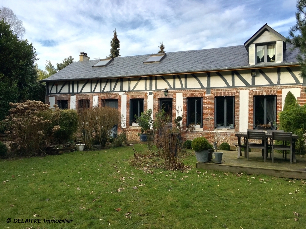 A vendre  à mont saint aignan village , cette maison ancienne de charme "esprit corp de ferme"en très bon état offre   une entrée, un grand séjour salon avec cheminée, une cuisine équipée avec coin repas,  un studio comprenant une  pièce principale , une cuisine,une  salle d'eau.  A l'étage, vous trouverez trois chambres , un  bureau palier, une salle de bains.  sonGrand jardin clos et plat permet l'accés à un garage en dépendance et à un parkings.