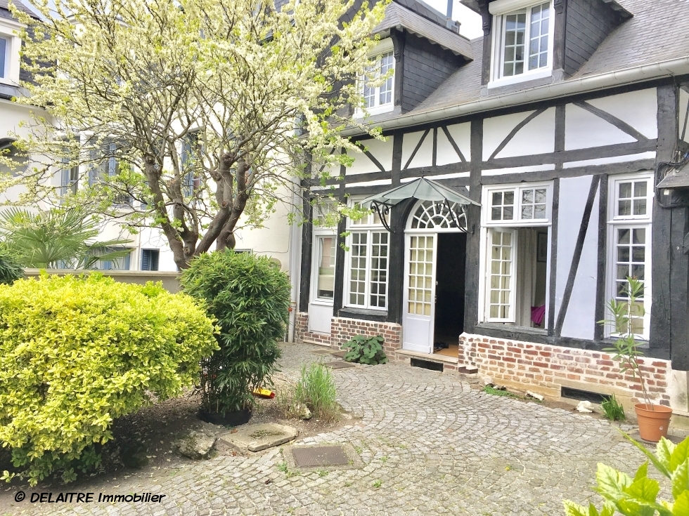 a vendre à Rouen jouvenet, cette  maison  de charme de 63 m2 avec terrasse offre  un séjour ,une cuisine meublée, wc.  au premeir étage vous trouverez deux  chambres avec rangement  et une  salle de bains.   elle est Au calme, plein sud en très bon état.