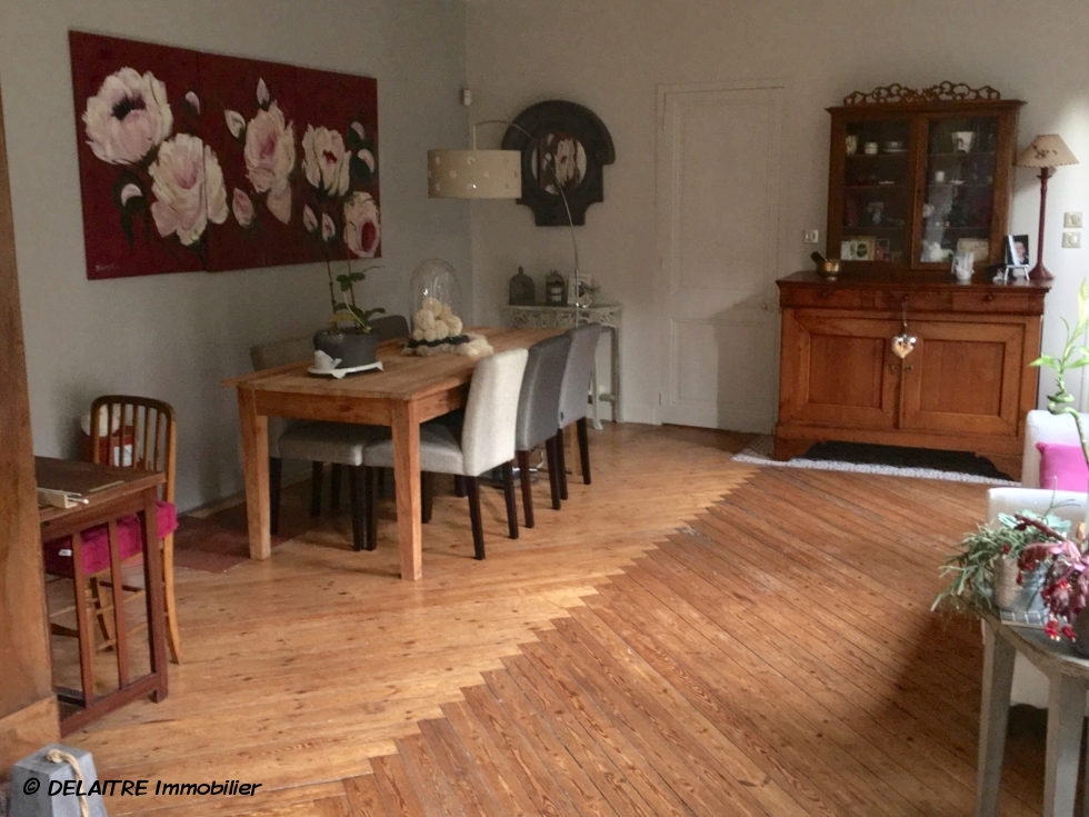 A vendre  à mont saint aignan village , cette maison ancienne de charme "esprit corp de ferme"en très bon état offre   une entrée, un grand séjour salon avec cheminée, une cuisine équipée avec coin repas,  un studio comprenant une  pièce principale , une cuisine,une  salle d'eau.  A l'étage, vous trouverez trois chambres , un  bureau palier, une salle de bains.  sonGrand jardin clos et plat permet l'accés à un garage en dépendance et à un parkings.