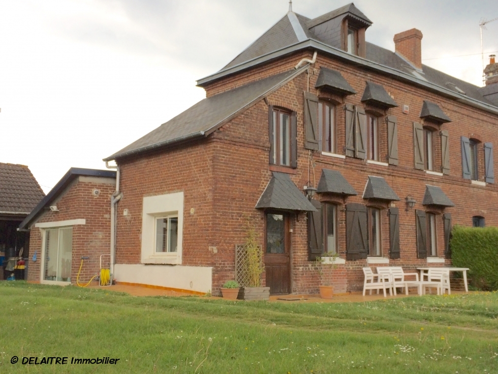 A vendre à mont saint aignan cette maison ancienne de 140 m2 hab avec jardin et double garages permet un agrandissement.  elle offre au rez de chaussé une cuisine meublée, un coin repas, un grand séjour avec cheminée, un dressing-lingerie, une salle de douches,un  wc, une  chambre.  Au 1 er étage , vous trouverez deux chambres un bureau une salle de bains un dressing et au 2 etage une grande chambre mansardée.  Son chauffage et sa production d'eau chaude sont  au gaz et cette maison est expoée plein sud...