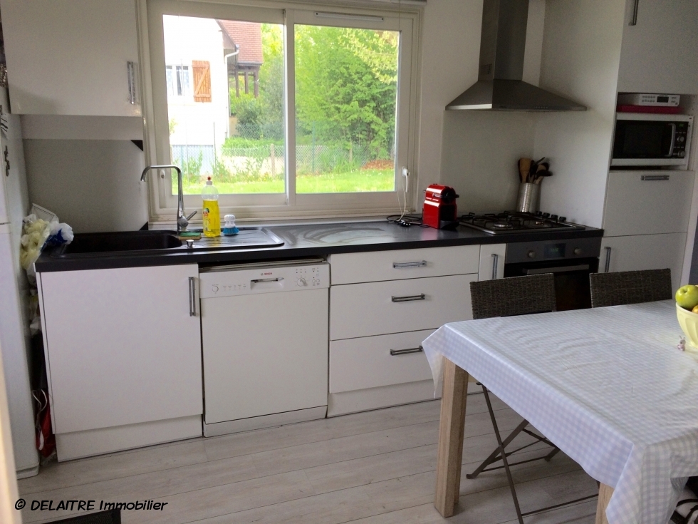 A vendre à mont saint aignan cette maison ancienne de 140 m2 hab avec jardin et double garages permet un agrandissement.  elle offre au rez de chaussé une cuisine meublée, un coin repas, un grand séjour avec cheminée, un dressing-lingerie, une salle de douches,un  wc, une  chambre.  Au 1 er étage , vous trouverez deux chambres un bureau une salle de bains un dressing et au 2 etage une grande chambre mansardée.  Son chauffage et sa production d'eau chaude sont  au gaz et cette maison est expoée plein sud...