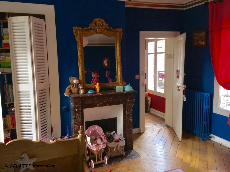 A vendre  à Rouen rive droite gare, cette  maison ancienne  avec jardin, parquets, moulures, et cheminées  offre une entrée,une  cusine indépendante, un  séjour salon, un wc.  et dans les étages quatre  chambres, deux wc, une salle de bains avec douches .   Son chauffage et production d'eau chaude  sont au gaz.  son exposition est Est et Sud ouest.