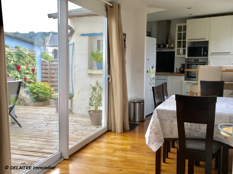 A vendre à Rouen CHU , cette maison de charme offre deux  chambres, un bureau.  son entrée, son sejour salon, avec terrasse et  espace repas,sa  cuisine équipée donne accés sur deux terrasses.  au premier étage sa  suite parentale est composée d'une grande chambre avec wc, une salle de bains avec douches.  les combles sont aménagés en une  chambre et un bureau.