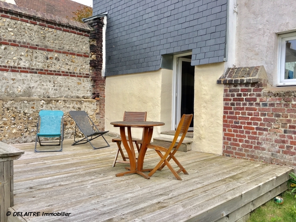 A vendre à Rouen CHU , cette maison de charme offre deux  chambres, un bureau.  son entrée, son sejour salon, avec terrasse et  espace repas,sa  cuisine équipée donne accés sur deux terrasses.  au premier étage sa  suite parentale est composée d'une grande chambre avec wc, une salle de bains avec douches.  les combles sont aménagés en une  chambre et un bureau.