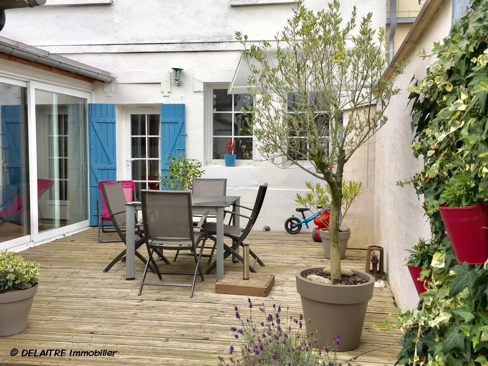 A vendre à Rouen CHU , cette maison de charme offre deux  chambres, un bureau.  son entrée, son sejour salon, avec terrasse et  espace repas,sa  cuisine équipée donne accés sur deux terrasses.  au premier étage sa  suite parentale est composée d'une grande chambre avec wc, une salle de bains avec douches.  les combles sont aménagés en une  chambre et un bureau.