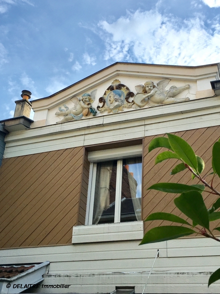 A  vendre  à ROUEN rive droite PROX VIEUX MARCHE ,cette maison ancienne  de charme de 185 m2 hab avec extèrieurs, parkings et  garage, offre :  Au rez de chaussée : une entrée, une grande salle de jeux,un  atelier, une chambre avec salle de douches .  au 1 étage : un grand séjour,une cuisine indépendante,une chambre avec salle de bains et son petit escalier permet d'accéder à la troisième chambre.  elle possède également une très Belle cave voutée du XVIII é .  Sa chaudière est récente au gaz et en  bon...