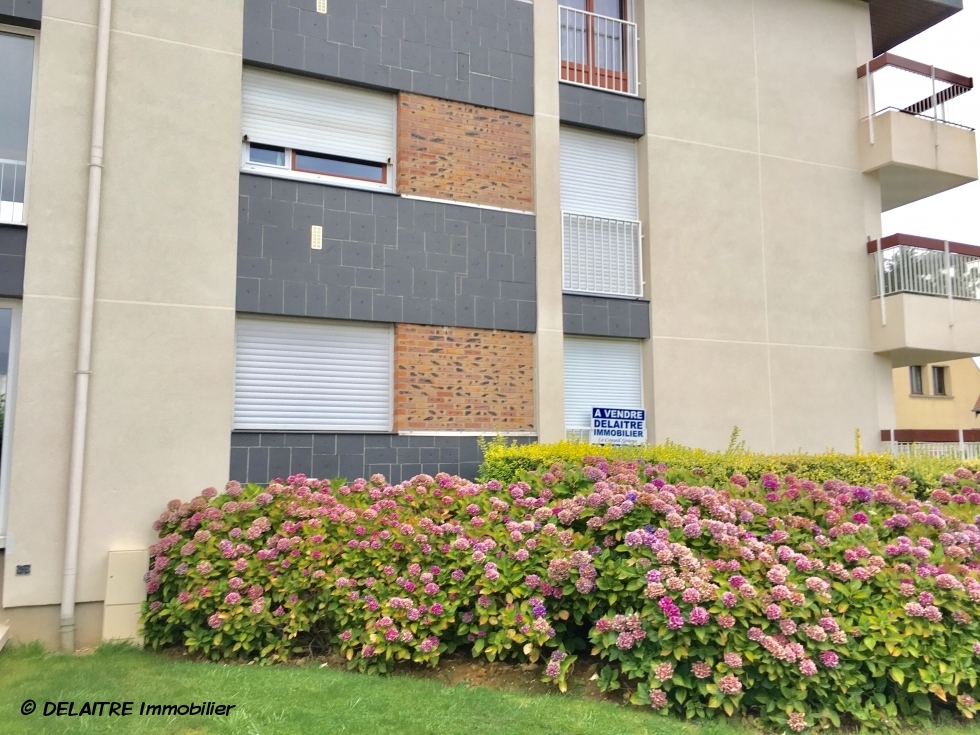 cet appartement de 105 m2 avec balcon,cave,garage et parking, offre une  entrée, un grand séjour avec balcon ,une cuisine équipée, trois chambres, une salle de douches, une salle de bains.  Il est très fonctionnel avec de nombreux rangements.  il est entièrement refait, est au calme, et plein sud.