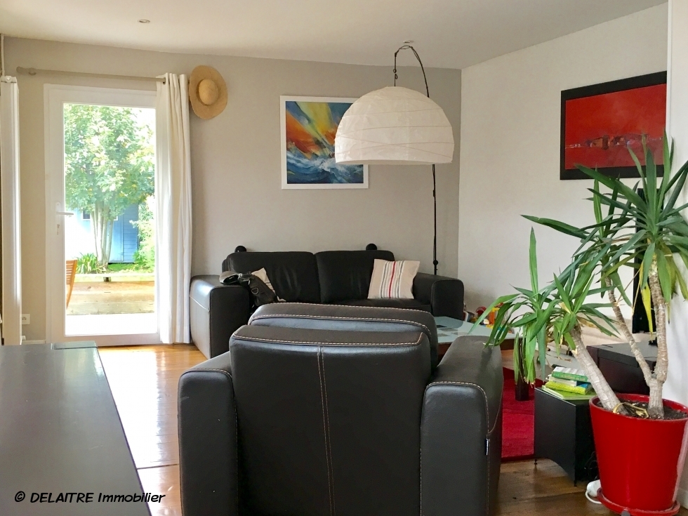 A vendre à Rouen CHU , cette maison de charme offre deux  chambres, un bureau.  son entrée, son sejour salon, avec terrasse et  espace repas,sa  cuisine équipée donne accés sur deux terrasses.  au premier étage sa  suite parentale est composée d'une grande chambre avec wc, une salle de bains avec douches.  les combles sont aménagés en une  chambre et un bureau.