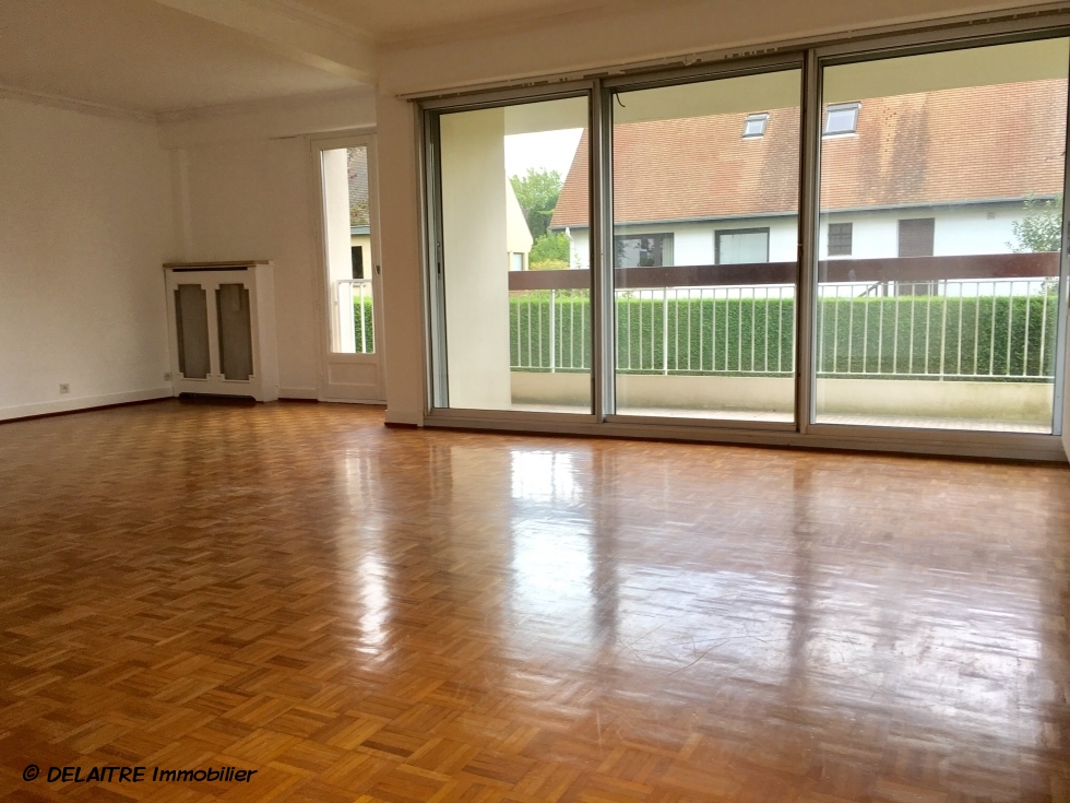 cet appartement de 105 m2 avec balcon,cave,garage et parking, offre une  entrée, un grand séjour avec balcon ,une cuisine équipée, trois chambres, une salle de douches, une salle de bains.  Il est très fonctionnel avec de nombreux rangements.  il est entièrement refait, est au calme, et plein sud.