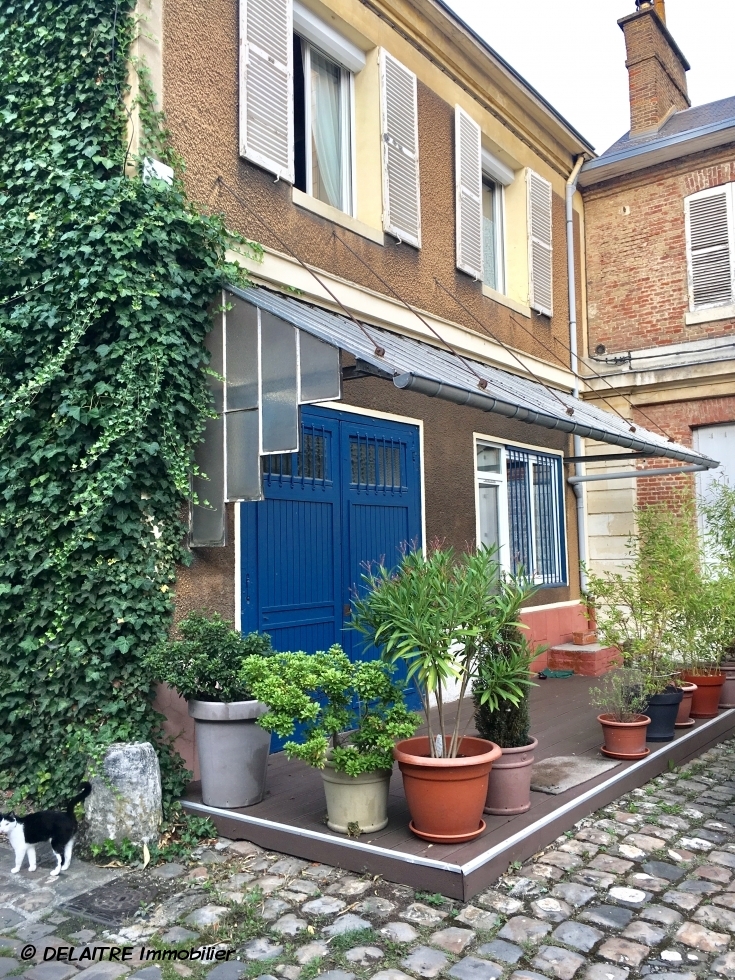 A  vendre  à ROUEN rive droite PROX VIEUX MARCHE ,cette maison ancienne  de charme de 185 m2 hab avec extèrieurs, parkings et  garage, offre :  Au rez de chaussée : une entrée, une grande salle de jeux,un  atelier, une chambre avec salle de douches .  au 1 étage : un grand séjour,une cuisine indépendante,une chambre avec salle de bains et son petit escalier permet d'accéder à la troisième chambre.  elle possède également une très Belle cave voutée du XVIII é .  Sa chaudière est récente au gaz et en  bon...