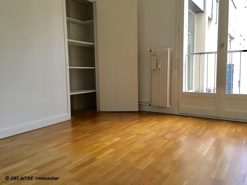 cet appartement de 105 m2 avec balcon,cave,garage et parking, offre une  entrée, un grand séjour avec balcon ,une cuisine équipée, trois chambres, une salle de douches, une salle de bains.  Il est très fonctionnel avec de nombreux rangements.  il est entièrement refait, est au calme, et plein sud.