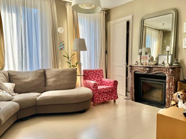 Rouen, gare maison de ville 150 m² avec stationnement et cave en très bon état.  Parquets, moulures, cheminées très lumineuse.   Très fonctionnelle,  elle propose au rez-de-chaussée grand salon, salle à manger cuisine, équipée, aménagé, salle de douche WC avec un accès direct sur le stationnement.   Premier, deuxième et troisième étage:  Cinq chambres dressing, salle de douches, WC et rangement.  Fenètrage double vitrage  Chauffage et eau chaude Gaz classé en E 319   Son prix de 465000€uros inclus les...