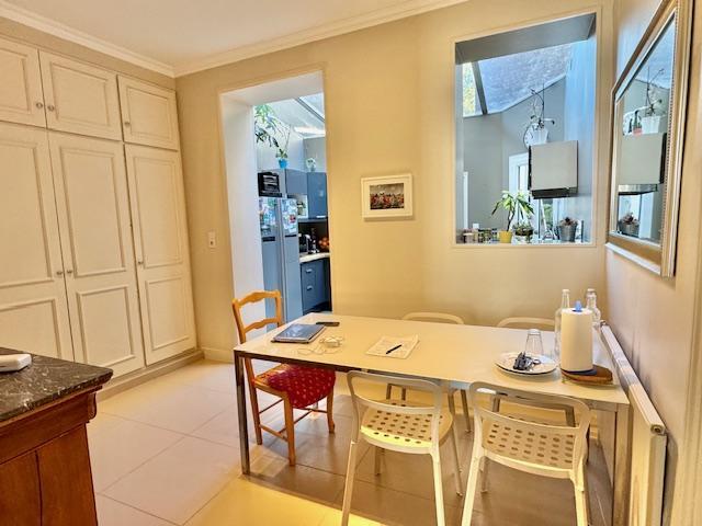 Rouen, gare maison de ville 150 m² avec stationnement et cave en très bon état.  Parquets, moulures, cheminées très lumineuse.   Très fonctionnelle,  elle propose au rez-de-chaussée grand salon, salle à manger cuisine, équipée, aménagé, salle de douche WC avec un accès direct sur le stationnement.   Premier, deuxième et troisième étage:  Cinq chambres dressing, salle de douches, WC et rangement.  Fenètrage double vitrage  Chauffage et eau chaude Gaz classé en E 319   Son prix de 465000€uros inclus les...