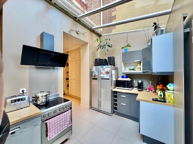 Rouen, gare maison de ville 150 m² avec stationnement et cave en très bon état.  Parquets, moulures, cheminées très lumineuse.   Très fonctionnelle,  elle propose au rez-de-chaussée grand salon, salle à manger cuisine, équipée, aménagé, salle de douche WC avec un accès direct sur le stationnement.   Premier, deuxième et troisième étage:  Cinq chambres dressing, salle de douches, WC et rangement.  Fenètrage double vitrage  Chauffage et eau chaude Gaz classé en E 319   Son prix de 465000€uros inclus les...