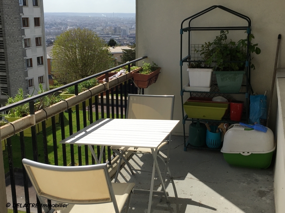 A  vendre à bois guillaume cet appartement de 84 m2 avec balcon ascenseur parking et cave, propose une  entreé, des rangements, un  séjour av loggia, une cuisine meublée,trois  chambres, une salle de bains et reste plein sud au calme.  Les charges de copropriété sont de 2800€ par an et li y a 192 lots de copropriété.   