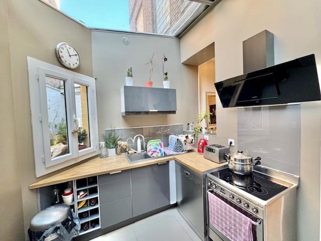 Rouen, gare maison de ville 150 m² avec stationnement et cave en très bon état.  Parquets, moulures, cheminées très lumineuse.   Très fonctionnelle,  elle propose au rez-de-chaussée grand salon, salle à manger cuisine, équipée, aménagé, salle de douche WC avec un accès direct sur le stationnement.   Premier, deuxième et troisième étage:  Cinq chambres dressing, salle de douches, WC et rangement.  Fenètrage double vitrage  Chauffage et eau chaude Gaz classé en E 319   Son prix de 465000€uros inclus les...