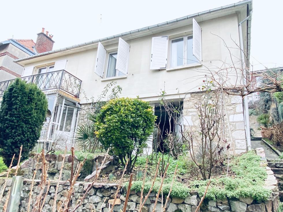 A vendre  à Mont Saint Aignan Saint andré une maison indépendante sur 300 m2 de terrain avec parking