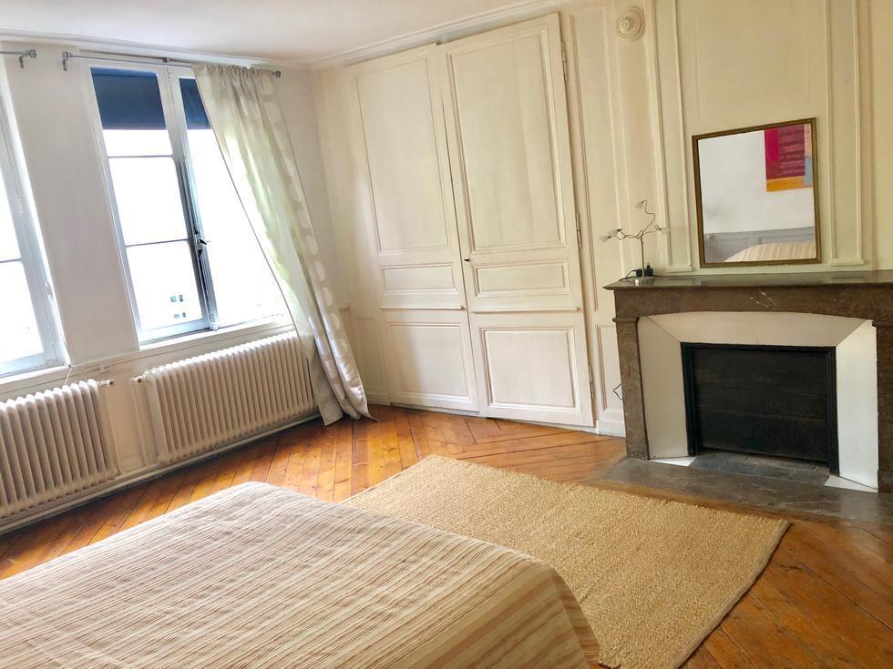 Situé en hyper centre de rouen, cet appartement de charme de 73 m2 offre une entrée, une cuisine équipée, un grand séjour avec cheminée, une grande chambre, une salle de bains et un wc indépendant.