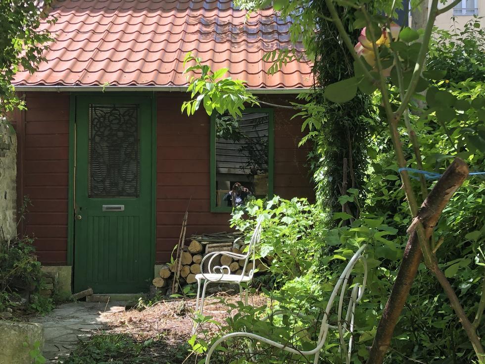 Située dans le secteur de l'hotel de ville de rouen , cette maison de charme au calme de 130 m2 avec jardin et dépendance élevée sur une très belle cave voutée, peut également être organisée en immeuble de rapport .