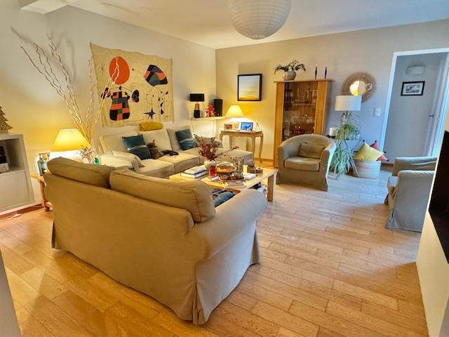 A vendre sur les Hauteurs de ROUEN ,  VIE DE PLAIN PIED POSSIBLE    je vous propose cette maison contemporaine indépendante de qualité au calme et plein sud.  Elle offre une surface de 155 m2 en très bon état sur un joli jardin  plat et clos de murs .  Son rez de chaussé charmant et  fonctionnel  distribue une entrée, une lingerie, séjour salon , espace repas, cuisine équipée.  Une suite parentale avec salle de bains, wc, dressing, une seconde chambre.  Un seul étage distribuant trois chambres salle de...