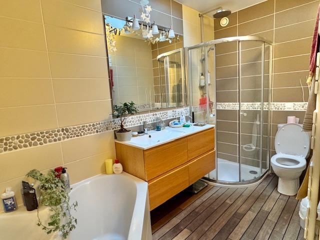 A vendre sur les Hauteurs de ROUEN ,  VIE DE PLAIN PIED POSSIBLE    je vous propose cette maison contemporaine indépendante de qualité au calme et plein sud.  Elle offre une surface de 155 m2 en très bon état sur un joli jardin  plat et clos de murs .  Son rez de chaussé charmant et  fonctionnel  distribue une entrée, une lingerie, séjour salon , espace repas, cuisine équipée.  Une suite parentale avec salle de bains, wc, dressing, une seconde chambre.  Un seul étage distribuant trois chambres salle de...