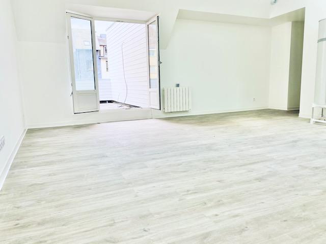 Rouen rive droite  CHU A vendre cet appartement duplex de 84 m2 avec trois chambres et un bureau neuf avec terrasse de 16 m2.