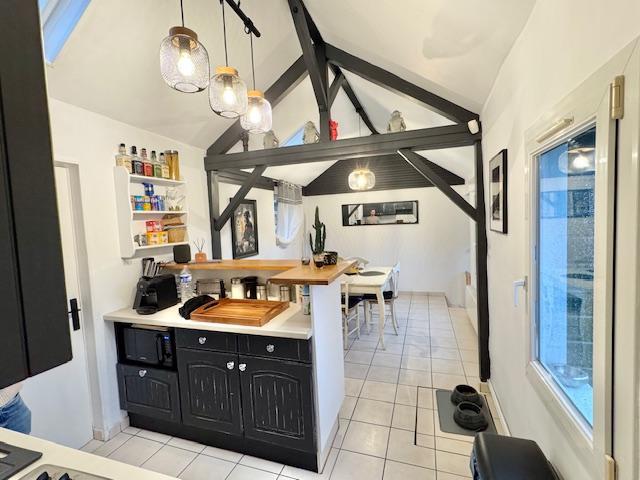 A vendre Rouen mi hauteur gare  cette originale maison de qualité "esprit chalet contemporain" au calme et ensoleillée avec stationnement.  Sur un joli jardin clos sans vis a vis elle offre 75 m2 hab organisée avec des demi niveaux en une entrée, cuisine équipée, 2 chambres dont une au rez de chaussée une salle de douches, wc indépndant,rangement   Sa production eau chaude chauffage  au gaz assure un vrai confort et classement énergétique en D 232   Son prix de 279 000 €uros inclus les honoraires de l...