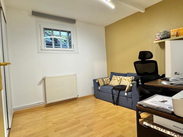 A vendre Rouen mi hauteur gare  cette originale maison de qualité "esprit chalet contemporain" au calme et ensoleillée avec stationnement.  Sur un joli jardin clos sans vis a vis elle offre 75 m2 hab organisée avec des demi niveaux en une entrée, cuisine équipée, 2 chambres dont une au rez de chaussée une salle de douches, wc indépndant,rangement   Sa production eau chaude chauffage  au gaz assure un vrai confort et classement énergétique en D 232   Son prix de 279 000 €uros inclus les honoraires de l...