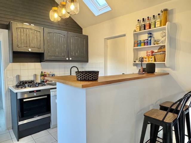 A vendre Rouen mi hauteur gare  cette originale maison de qualité "esprit chalet contemporain" au calme et ensoleillée avec stationnement.  Sur un joli jardin clos sans vis a vis elle offre 75 m2 hab organisée avec des demi niveaux en une entrée, cuisine équipée, 2 chambres dont une au rez de chaussée une salle de douches, wc indépndant,rangement   Sa production eau chaude chauffage  au gaz assure un vrai confort et classement énergétique en D 232   Son prix de 279 000 €uros inclus les honoraires de l...
