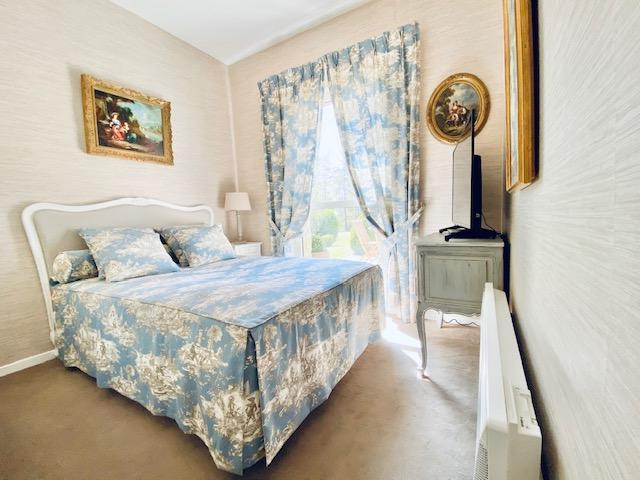A vendre à Deauville cet appartement T2 de charme  très soigné à proximité  du golf dans un cadre résidentiel protégé avec parking et cave.
