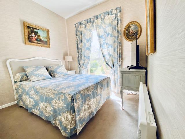A vendre à Deauville cet appartement T2 de charme  très soigné à proximité  du golf dans un cadre résidentiel protégé avec parking et cave.