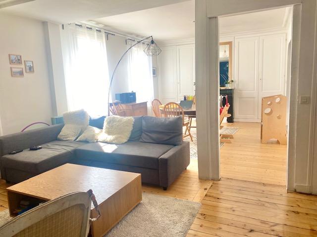 Cet appartement de charme ancien parquet, moulure, cheminée en très bon état  de 78 m2 avec cave et parking fermé.