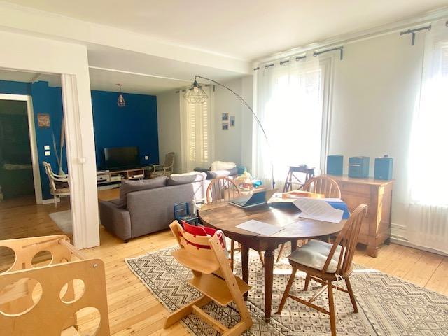 Cet appartement de charme ancien parquet, moulure, cheminée en très bon état  de 78 m2 avec cave et parking fermé.